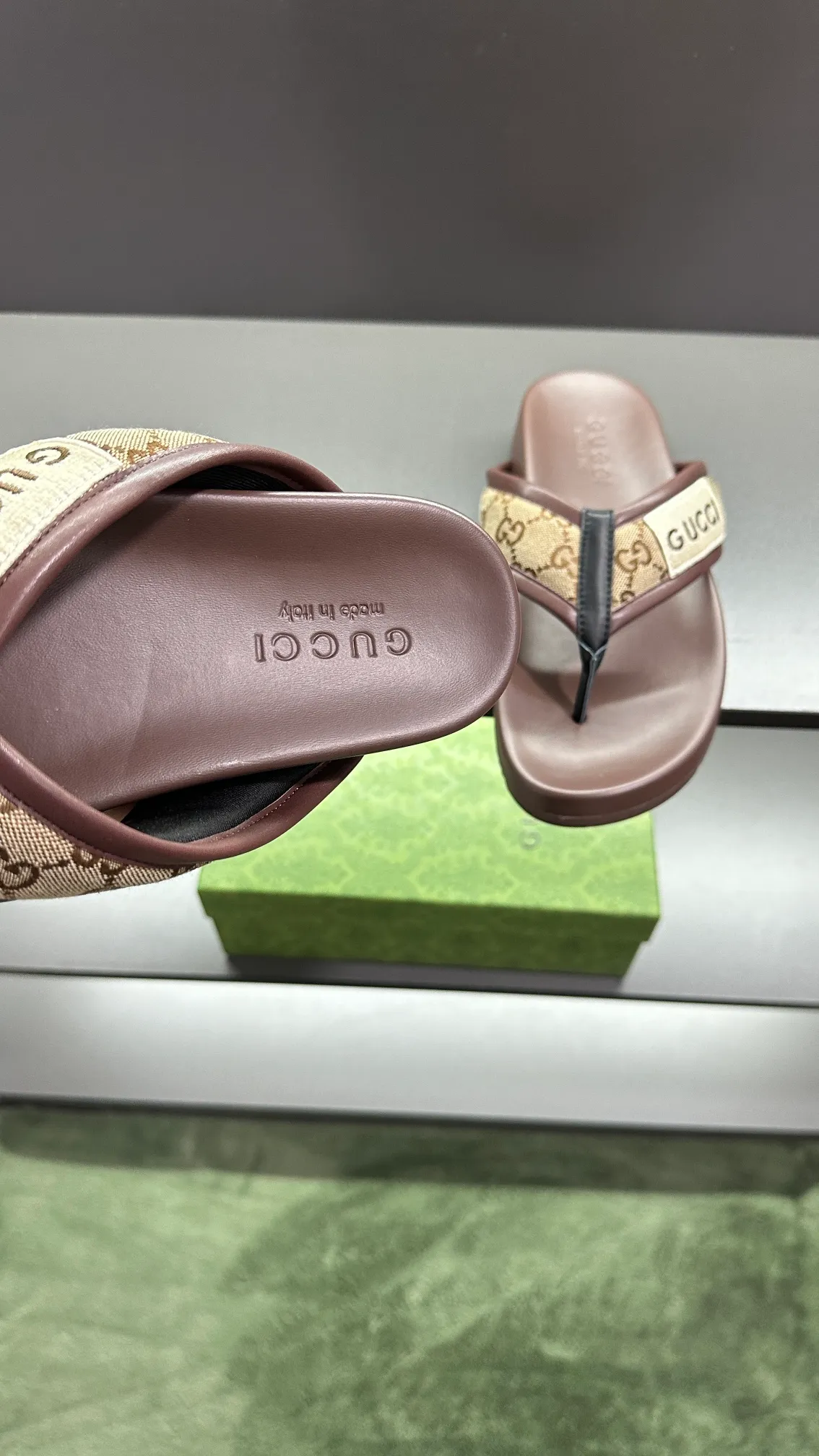 [G Family Couple Style] P: 300💰Female size 36~40 Men's size 39~45, (46. Custom-made Unisex GG slippers This slipper is made of GG polyester fiber and is decorated with a Gucci label on the front, adding a striking logo feel to the style. Beige GG recycled polyester fiber Unisex leather trim "Gucci Made in Italy" embroidered label Rubber sole Flat Made in Italy